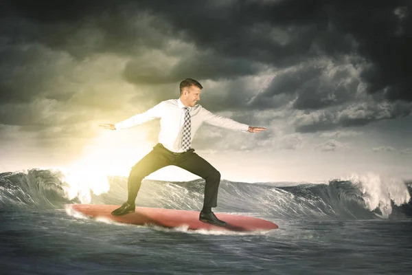 Uomo d'affari caucasico che fa surf sulle onde — Foto Stock