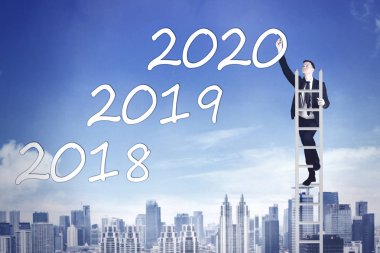 Kafkas işadamı gökyüzünde 2020 numarayı yazdı