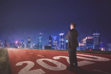 Gece 2020 numarada duran erkek müdür.