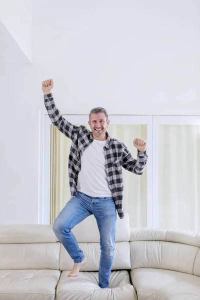 Homem caucasiano expressando sua felicidade no sofá — Fotografia de Stock