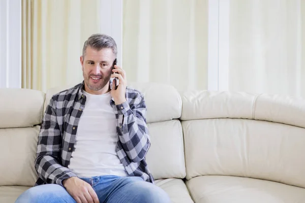 Běloch mluví doma po telefonu — Stock fotografie
