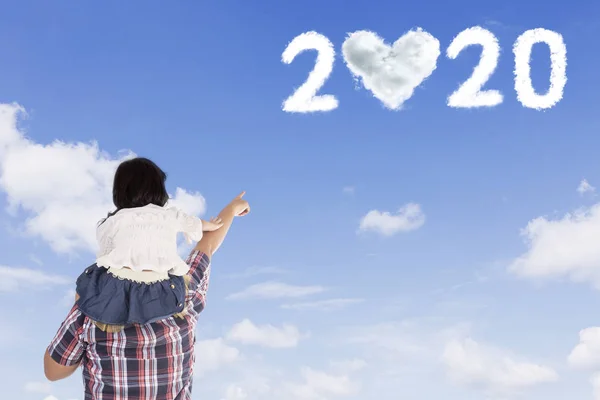 Çocuk ve baba 2020 numaraya işaret ediyor. — Stok fotoğraf