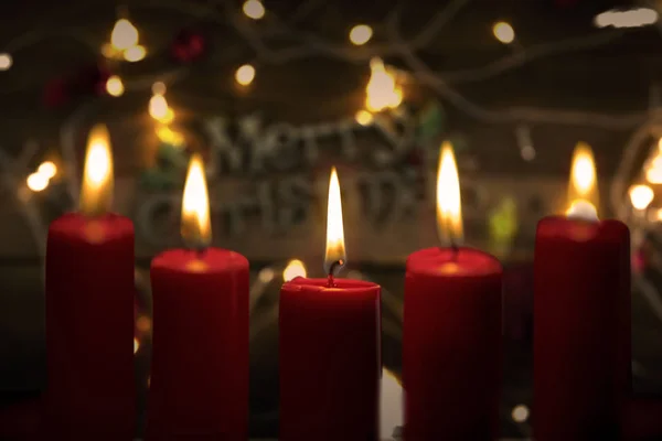 Fechar-se de velas com luz de Natal borrada — Fotografia de Stock
