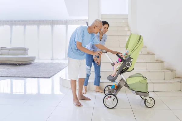 Abuelo y madre jugando con un bebé — Foto de Stock