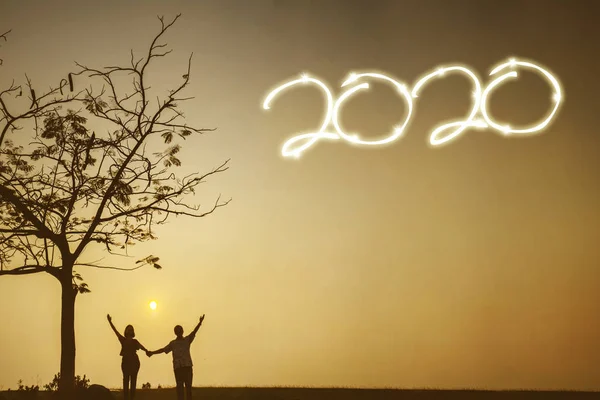 Glückliches Paar feiert Neujahr 2020 — Stockfoto