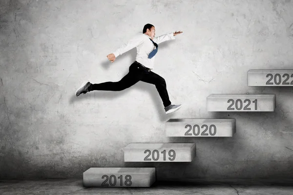 Male entrepreneur climbing toward numbers 2020 — Stock Photo, Image