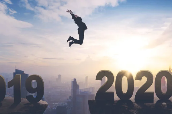 Manažer skáče z čísla 2019 na číslo 2020 — Stock fotografie