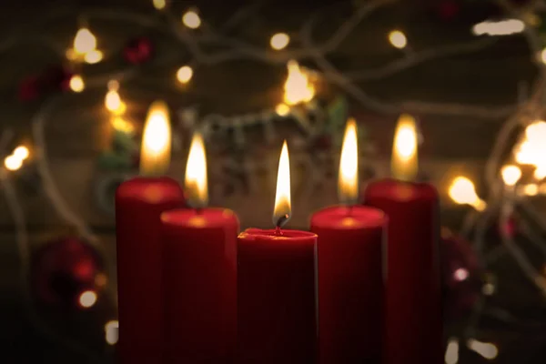 Fünf brennende Kerzen mit verschwommenem Weihnachtslicht — Stockfoto