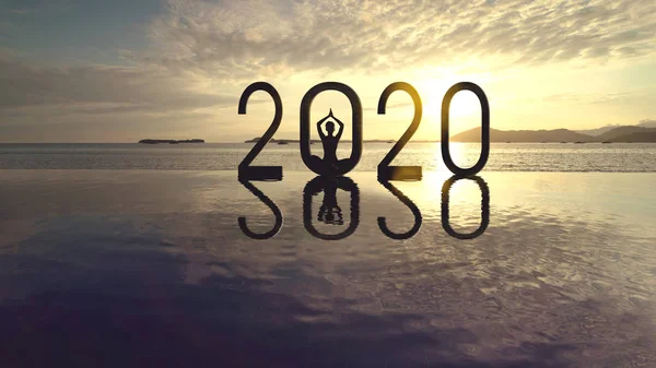 Junge Frau meditiert mit der Zahl 2020 — Stockfoto
