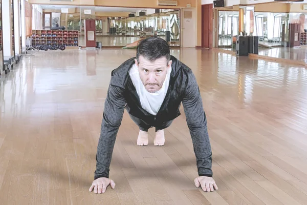 Hombre atractivo calentando y haciendo un poco de push-up —  Fotos de Stock