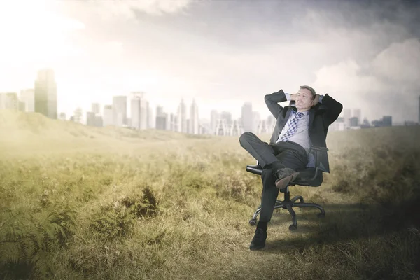 Бизнесмен отдыхает в своем офисе на открытом воздухе — стоковое фото