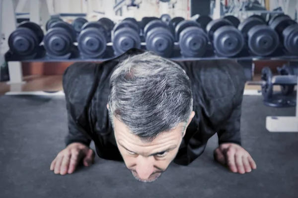 Caucasian guy looking determine doing push-up — Stock Photo, Image