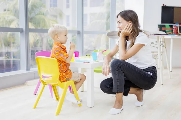 Cuacasian kleine jongen lunchen met zijn leraar — Stockfoto