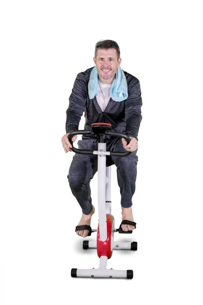 Homem caucasiano exercício em uma bicicleta de giro no estúdio — Fotografia de Stock