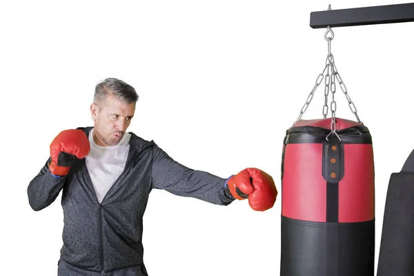 Caucásico hombre es ejercicios de boxeo en el estudio —  Fotos de Stock