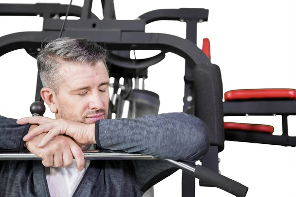 Caucasico uomo dormire mentre esercizio su studio — Foto Stock