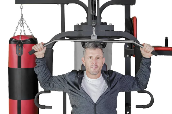 Homme caucasien avec machine de fitness en studio — Photo