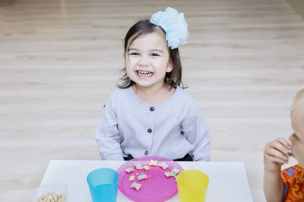 Schattig klein meisje ontbijten met haar vriend — Stockfoto