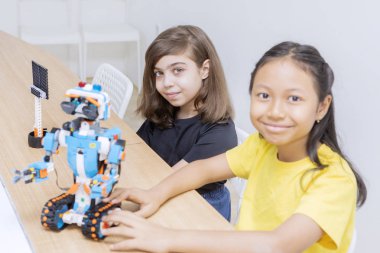 Sınıfta Lego robotu yapan iki tatlı kız.