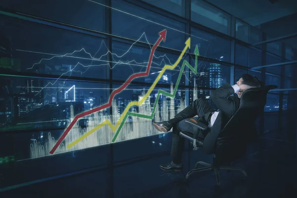 Beeld van zittende zakenman op het scherm — Stockfoto