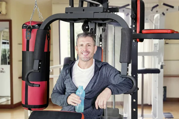 Man looking happy resting on a fitness machine — ストック写真