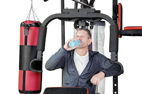 Человек отдыха и питьевой воды после тренировки — стоковое фото