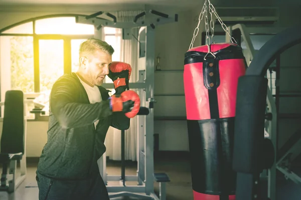 Gammal man är boxning motion i gymmet centrum — Stockfoto