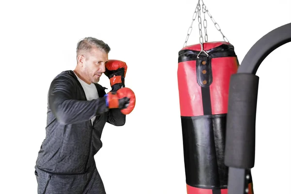 Dojrzały mężczyzna jest ćwiczenia bokserskie w studio — Zdjęcie stockowe
