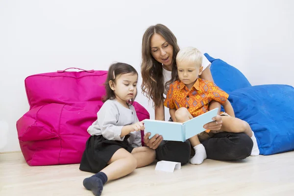 Insegnante di scuola materna legge libro di storia ai bambini — Foto Stock