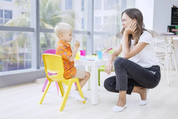 Kindergärtnerin mit ihrer Schülerin beim Mittagessen — Stockfoto