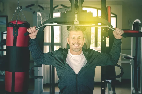 Portrait of caucasian man exercising at gym — ストック写真