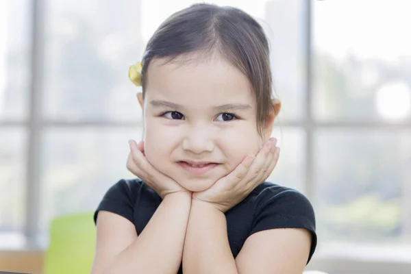 Menina bonita sorrindo para a câmera — Fotografia de Stock