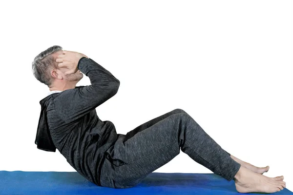 Vista lateral do homem caucasiano exercitando crunches — Fotografia de Stock