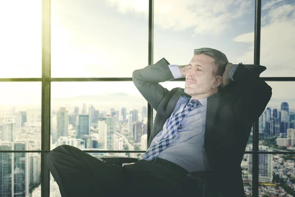 Visão lateral do empreendedor fazendo uma pausa — Fotografia de Stock