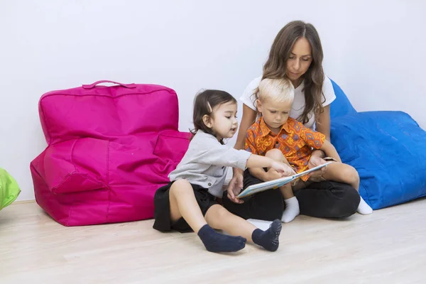 Insegnante legge un libro di storia ai bambini nella scuola materna — Foto Stock