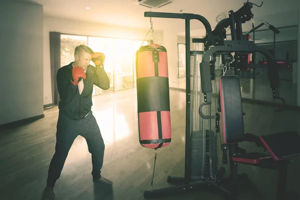 Jeune homme boxe exercice dans le centre de gymnastique — Photo