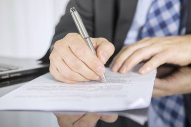 işadamı belgeleri imzalar