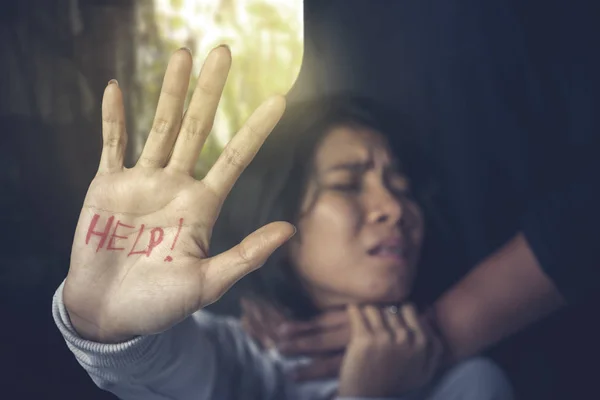 Asiatique femme montrant sa main avec un texte d'aide — Photo