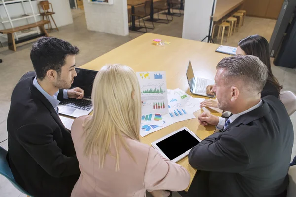 Rückansicht von Geschäftsleuten bei einem Meeting — Stockfoto