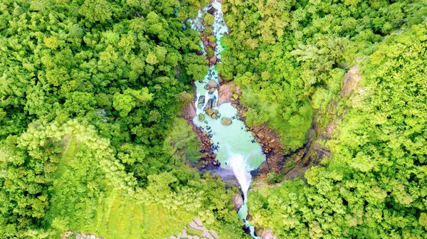 Belle vue du haut vers le bas du drone de la cascade Ciletuh — Photo