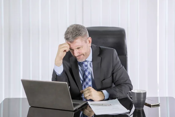 Uomo d'affari che pensa in ufficio — Foto Stock
