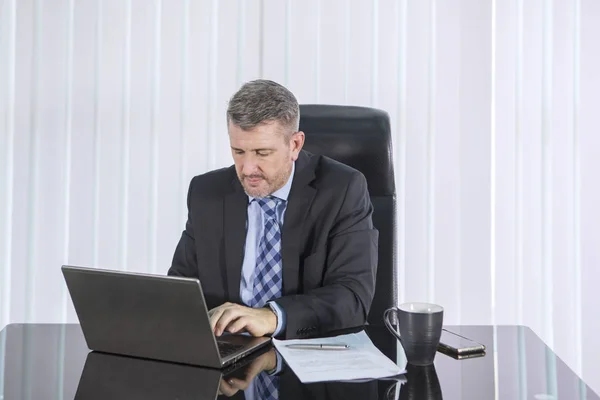 Geschäftsmann arbeitet mit Laptop — Stockfoto