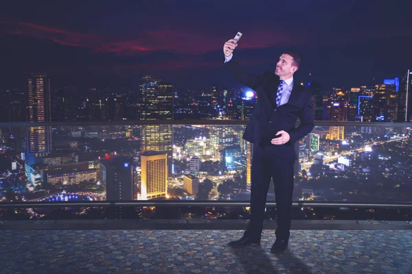 Uomo d'affari caucasico scattare una foto selfie — Foto Stock
