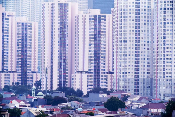 Coloridos edificios de rascacielos apartamentos — Foto de Stock