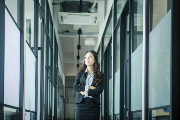 Självsäker asiatisk affärskvinna stående med armarna i kors — Stockfoto