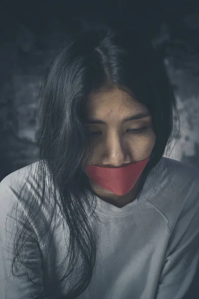 Mulher asiática deprimida com fita auto-adesiva — Fotografia de Stock