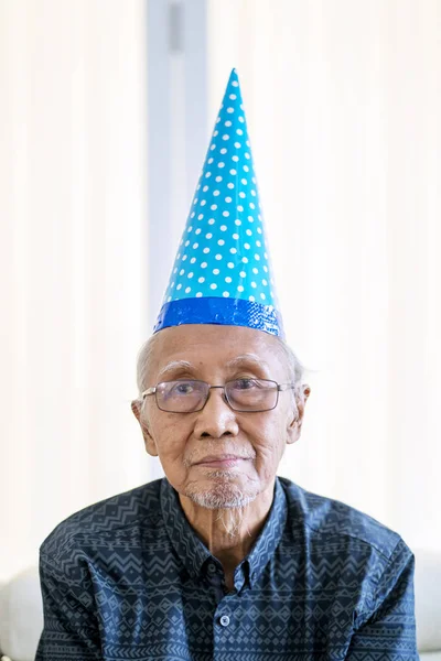 Abuelo usando sombrero de fiesta — Foto de Stock