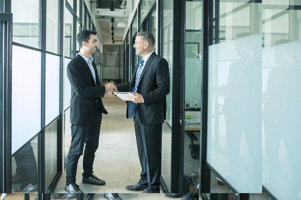 Счастливые бизнесмены заключают сделку
