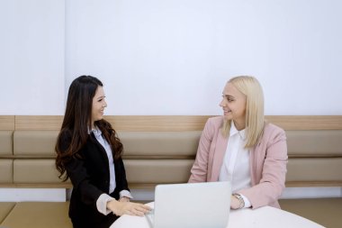 Çok ırklı iş arkadaşları toplantı yapıyor.