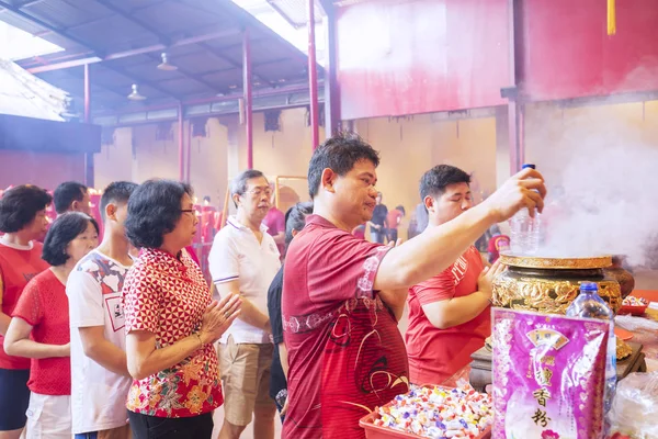 Povo indonésio chinês orando no templo — Fotografia de Stock